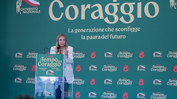 El Gobierno italiano de Meloni prepara una ley para limitar el alumnado extranjero por clase y prohibir el velo en las aulas