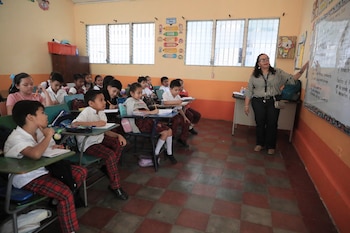 Estudiantes de la escuela Esteban Mendoza son vistos en Tegucigalpa (Honduras). EFE/Gustavo Amador
