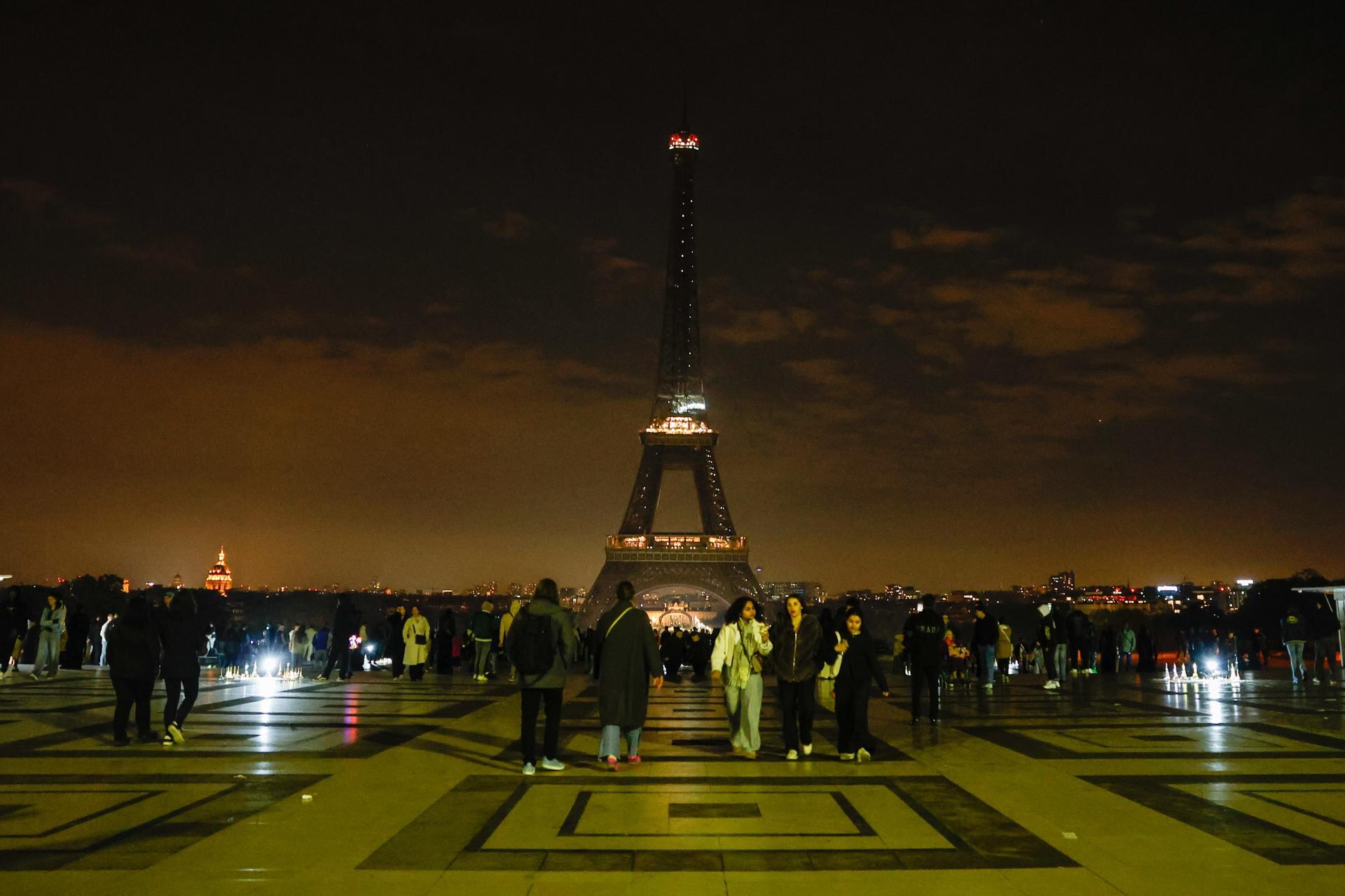 En París, la emblemática torre Eiffel se apagó a las 23:30 hora local (21:30 GMT), antes de su horario habitual de cierre (EFE)