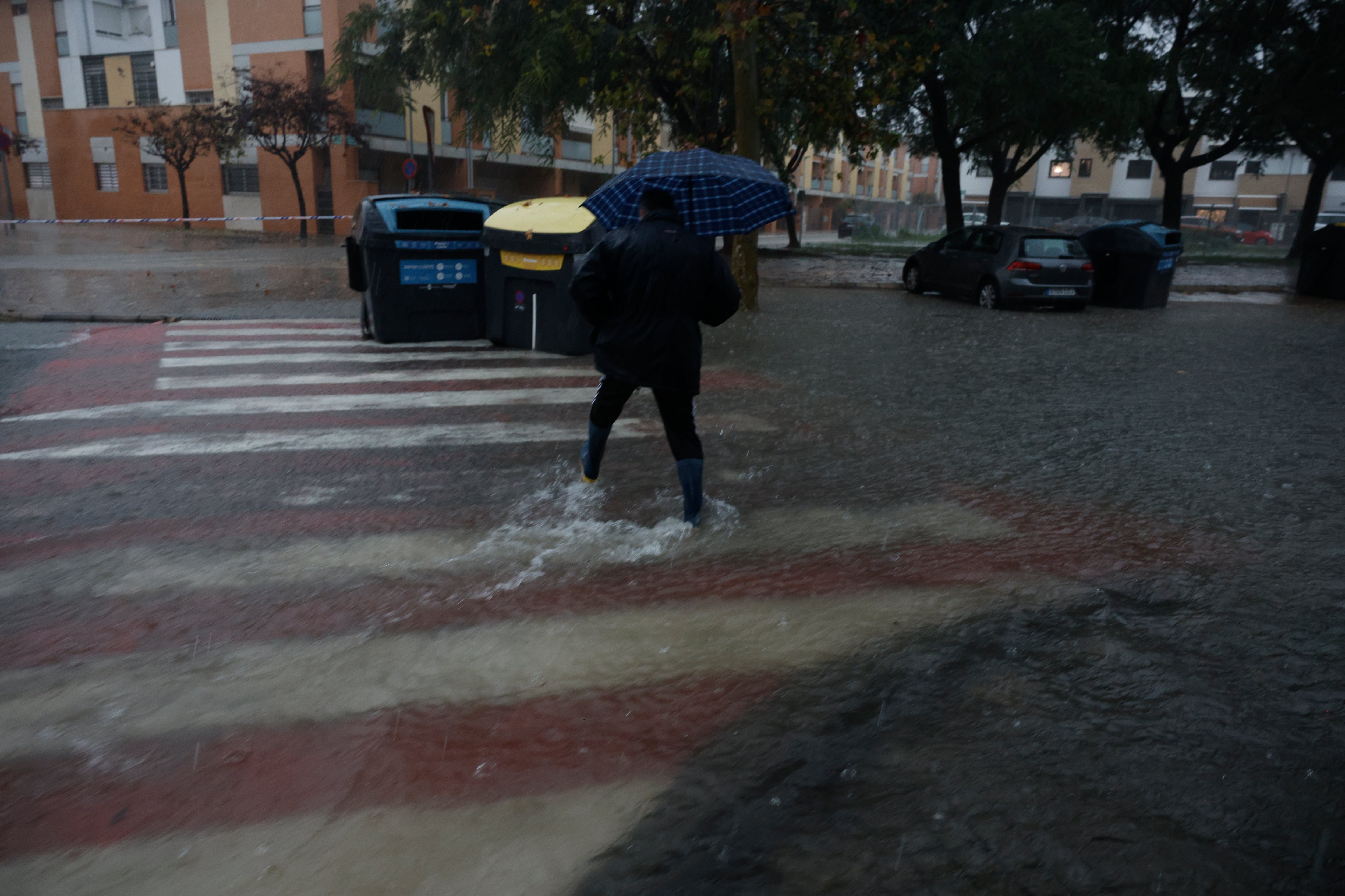 Una persona cruza una calle anegada en la localidad de l
