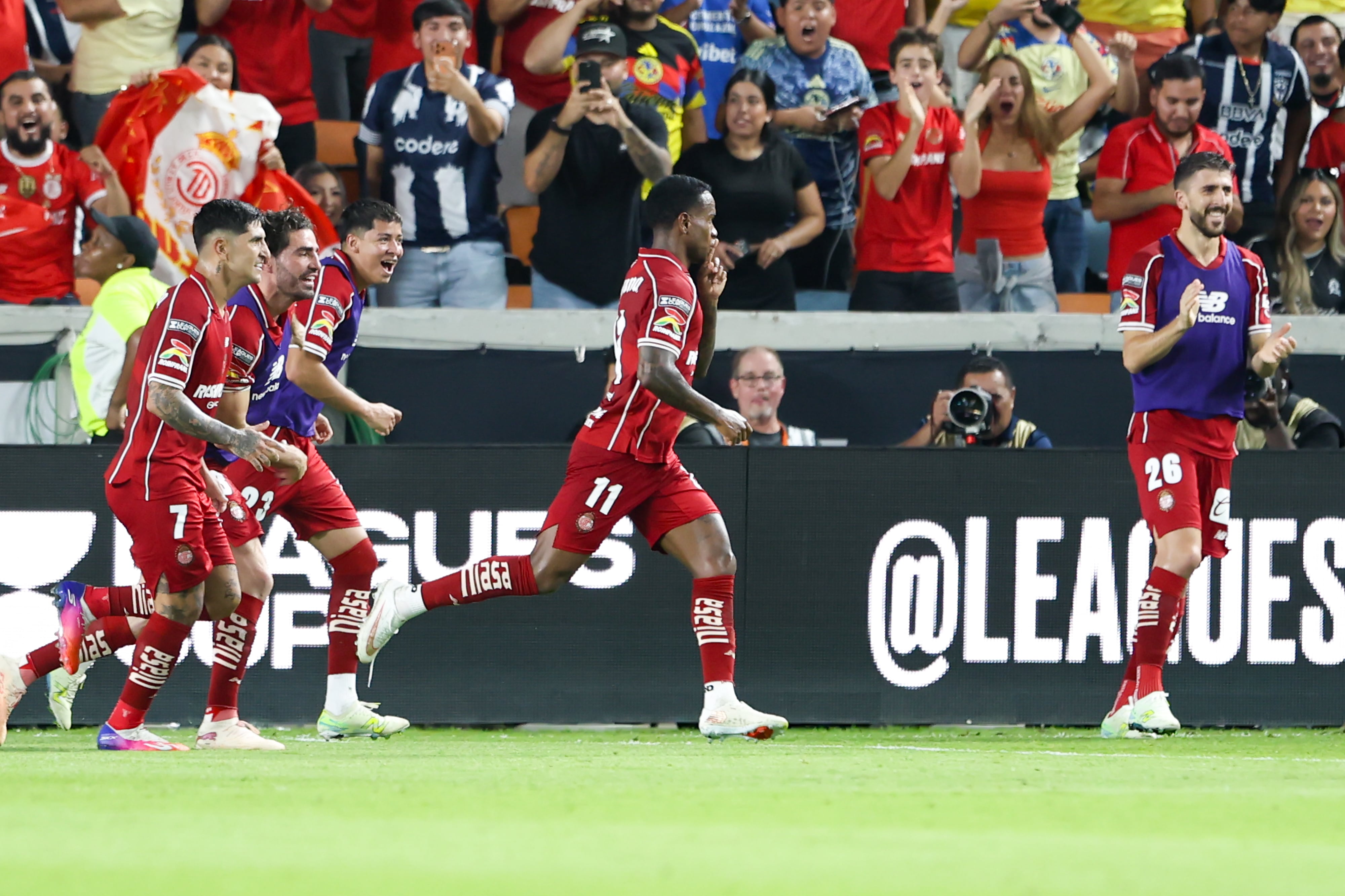 Helinho, de Toluca, celebra un gol en de la final de la Leagues Cup ante Monterrey en el estadio Shell Energy de Houston (EE.UU.). (EFE/Carlos Ramírez)