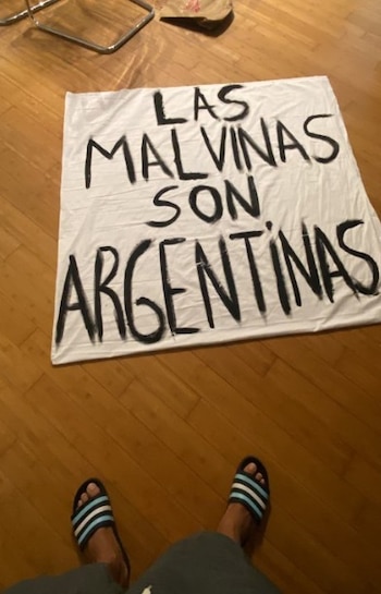 La foto de la bandera en el hotel de Atlanta antes del partido entre Argentina-Inglaterra