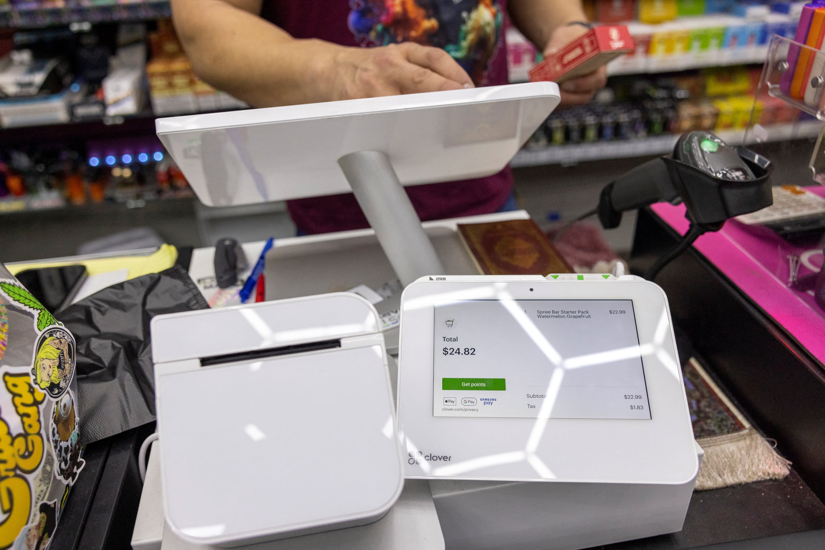 En América, el consumo de nuevos productos con nicotina también crece entre adolescentes y jóvenes, impulsado por la fácil accesibilidad, sabores atractivos y baja percepción de riesgo. REUTERS/Kevin Mohatt