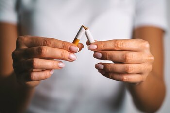 El tabaquismo y la exposición a los rayos UV pueden acelerar el encanecimiento del cabello (Europa Press)