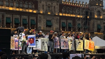EN VIVO | 12 años de la desaparición de los 43 estudiantes de Ayotzinapa: padres encabezan mitin en la plancha del Zócalo