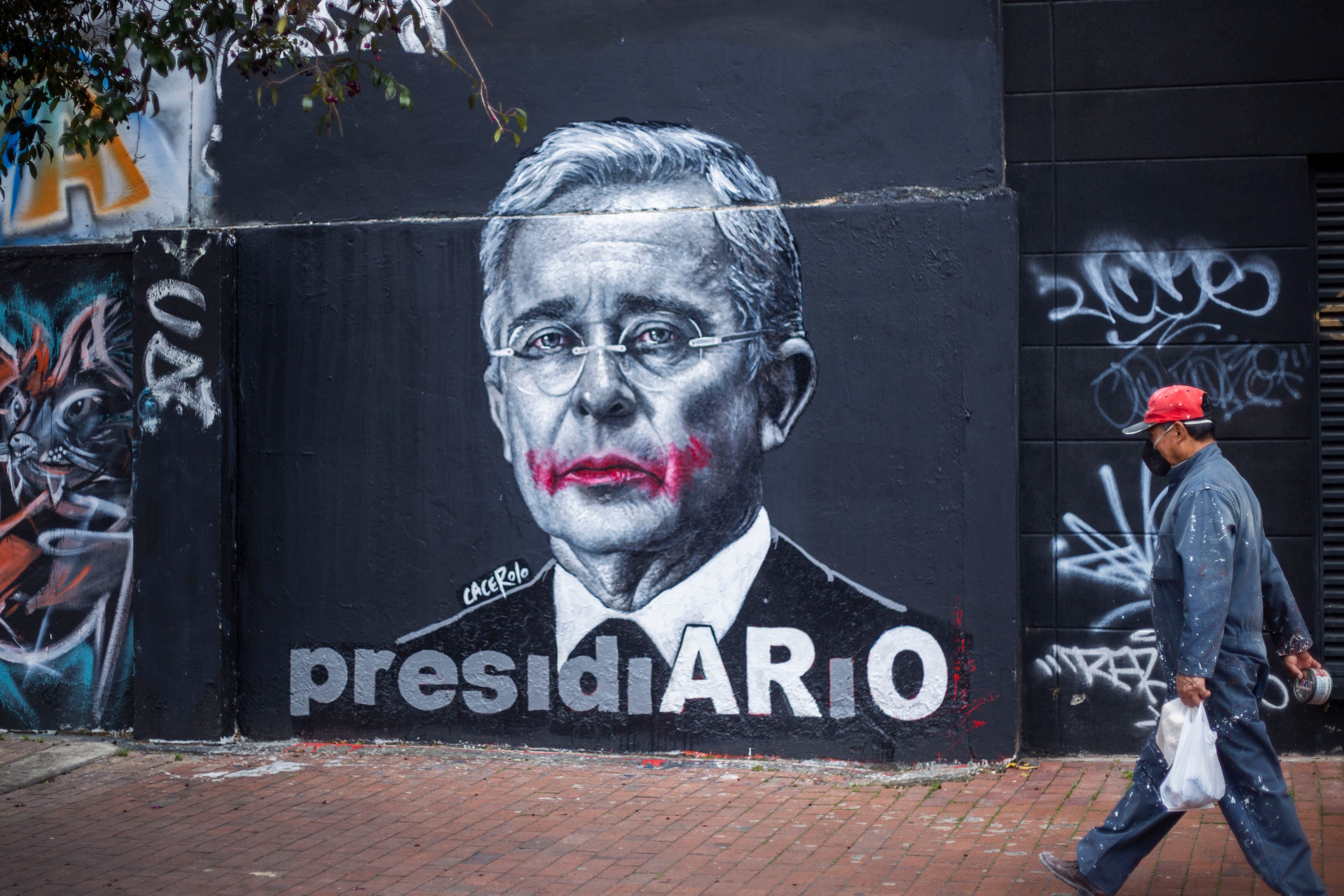 La entidad judicial está próxima a definir si formaliza la investigación contra el exmandatario en el expediente que examina graves hechos ocurridos en Antioquia, mientras la defensa insiste en que no existen pruebas directas ni vínculos concluyentes - crédito Daniel Garzón Herazo / Zuma Press