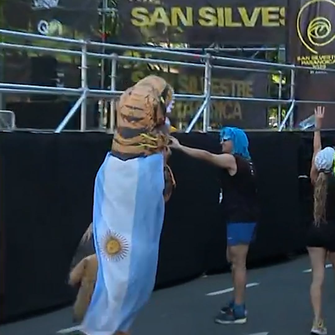 Un runner corrió disfrazado como un dinosaurio.