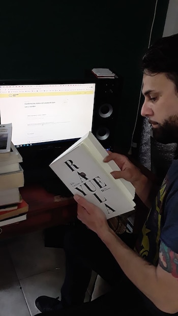 Su oficina entre libros y