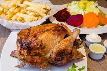 El pollo a la brasa ocupa el séptimo lugar con 4,4 puntos. Taste Atlas señala que nació en Lima en la década de 1950 y hoy es una de las comidas más consumidas del país.
