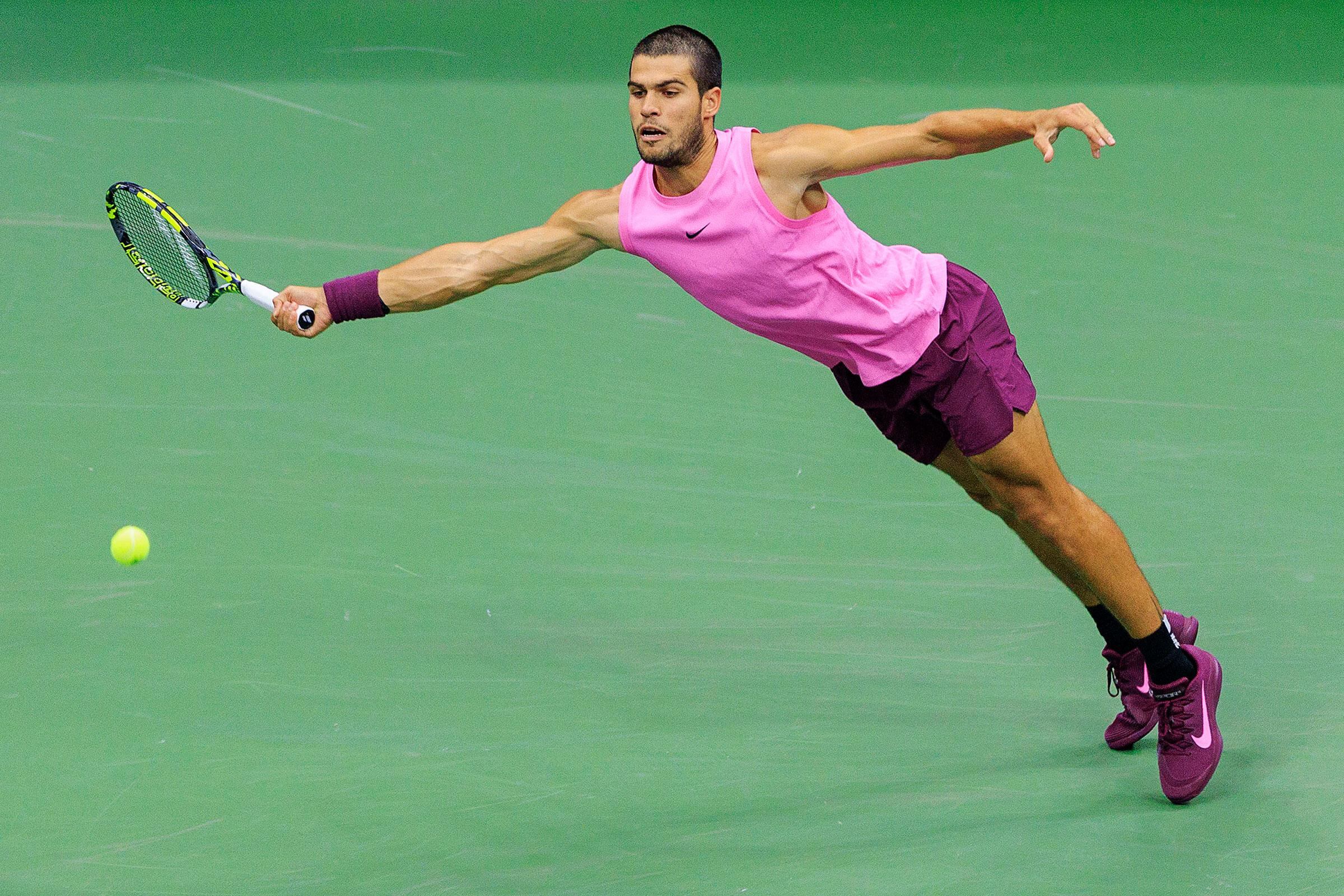Carlos Alcaraz se estiró para dar un golpe de derecha durante la final masculina del US Open en la decimoquinta jornada del torneo, celebrado en el barrio de Flushing (Queens), el 7 de septiembre de 2025 (PI/ZUMA/Reuters)