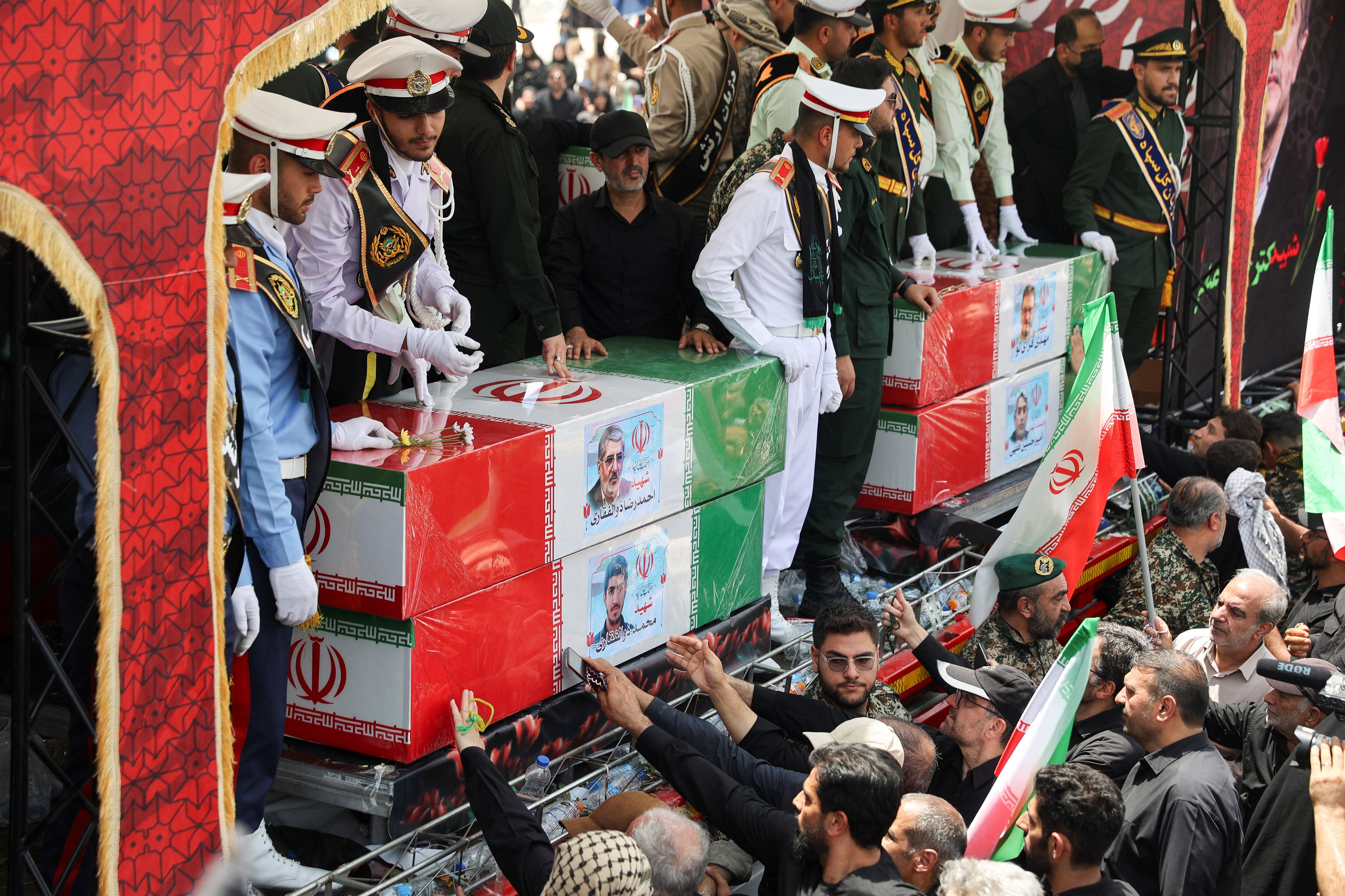 Iraníes asisten al cortejo fúnebre de comandantes militares, científicos nucleares y otras personas fallecidas en ataques israelíes durante la guerra de los 12 días, el 28 de junio de 2025 (Majid Asgaripour/Reuters)