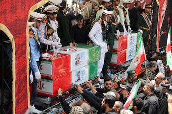 Iraníes asisten al cortejo fúnebre