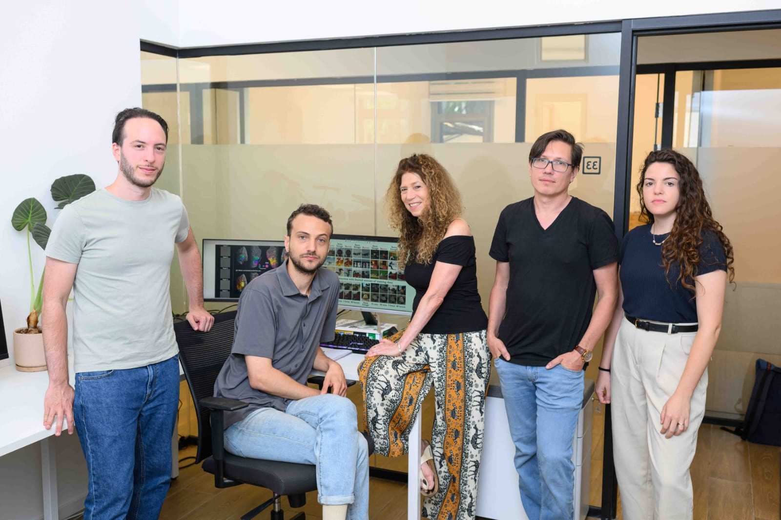 De izquierda a derecha: Navve Wasserman, Jonathan Kogman, profesora Michal Irani, Roman Beliy y Amit Zalcher (Instituto Weizmann de Ciencias)