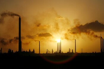 Foto de archivo. La puesta de sol se ve detrás de una refinería de petróleo en Willemstad, Curazao. 16 de junio de 2008. REUTERS/Jorge Silva.