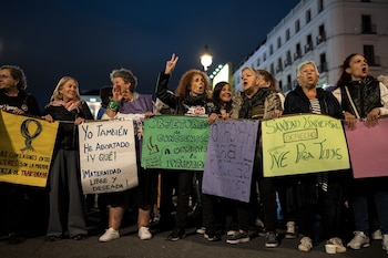 Un grupo de personas durante una concentración para exigir el aborto libre en la Sanidad Pública, bajo el lema 'No nos vamos. Ayuso, nos quedamos' en la sede de la Comunidad de Madrid en Sol, a 23 de octubre de 2025, en Madrid (España).