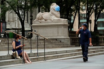 Personas con máscaras circulan por