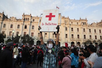 Protesta que reclama una reforma constitucional en Perú (Reuters)