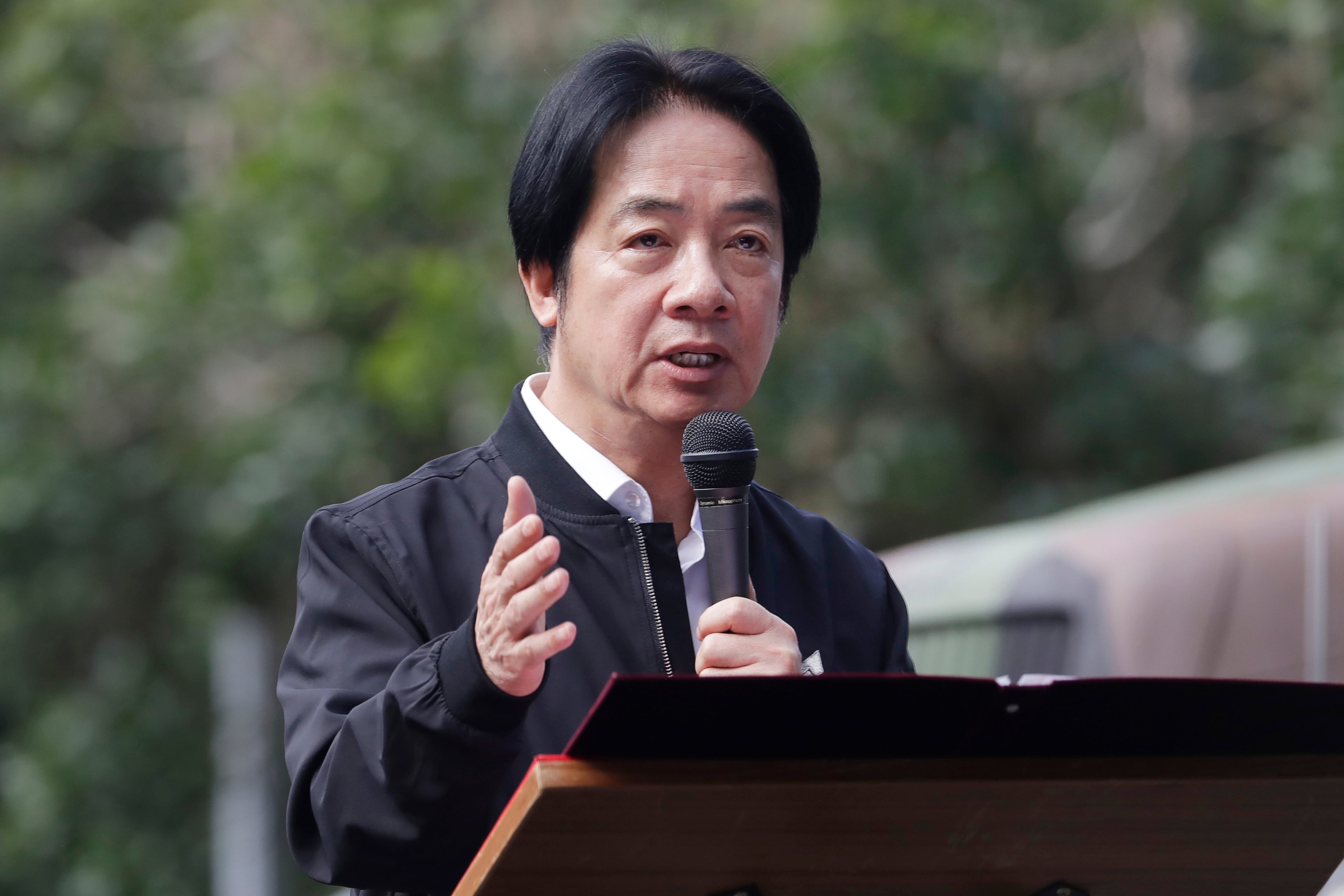 El presidente de Taiwán, Lai Ching-te, ofrece un discurso mientras pasa revista a reservistas en un entrenamiento militar en el condado Ilan, Taiwán Oriental, el martes 2 de diciembre de 2025 (AP/Chiang Ying-ying, Archivo)