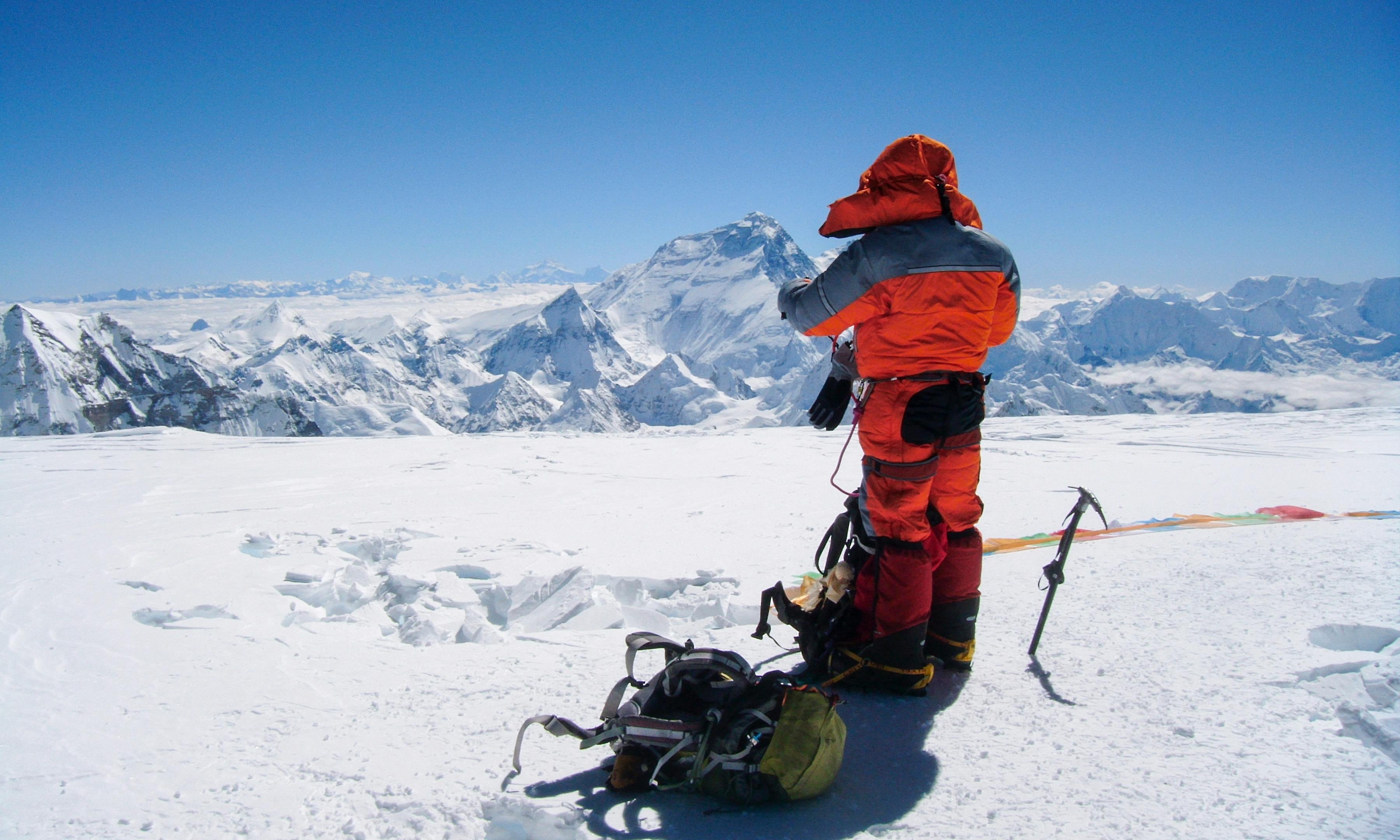 La mochila de un alpinista fallecido cuarenta años atrás es recuperada por su familia (Pexels)