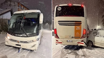 Bariloche: un colectivo que llevaba 48 estudiantes derrapó en una calle congelada y chocó siete autos
