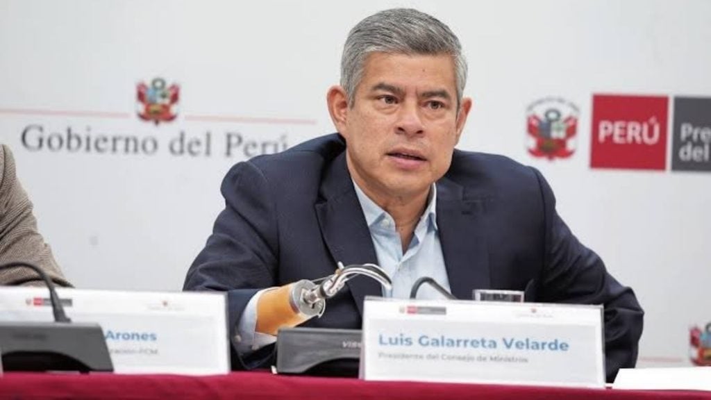 Luis Galarreta Velarde expone sobre las propuestas del Ejecutivo respecto al empleo y saneamiento durante una conferencia oficial en Perú. (Agencia Andina)