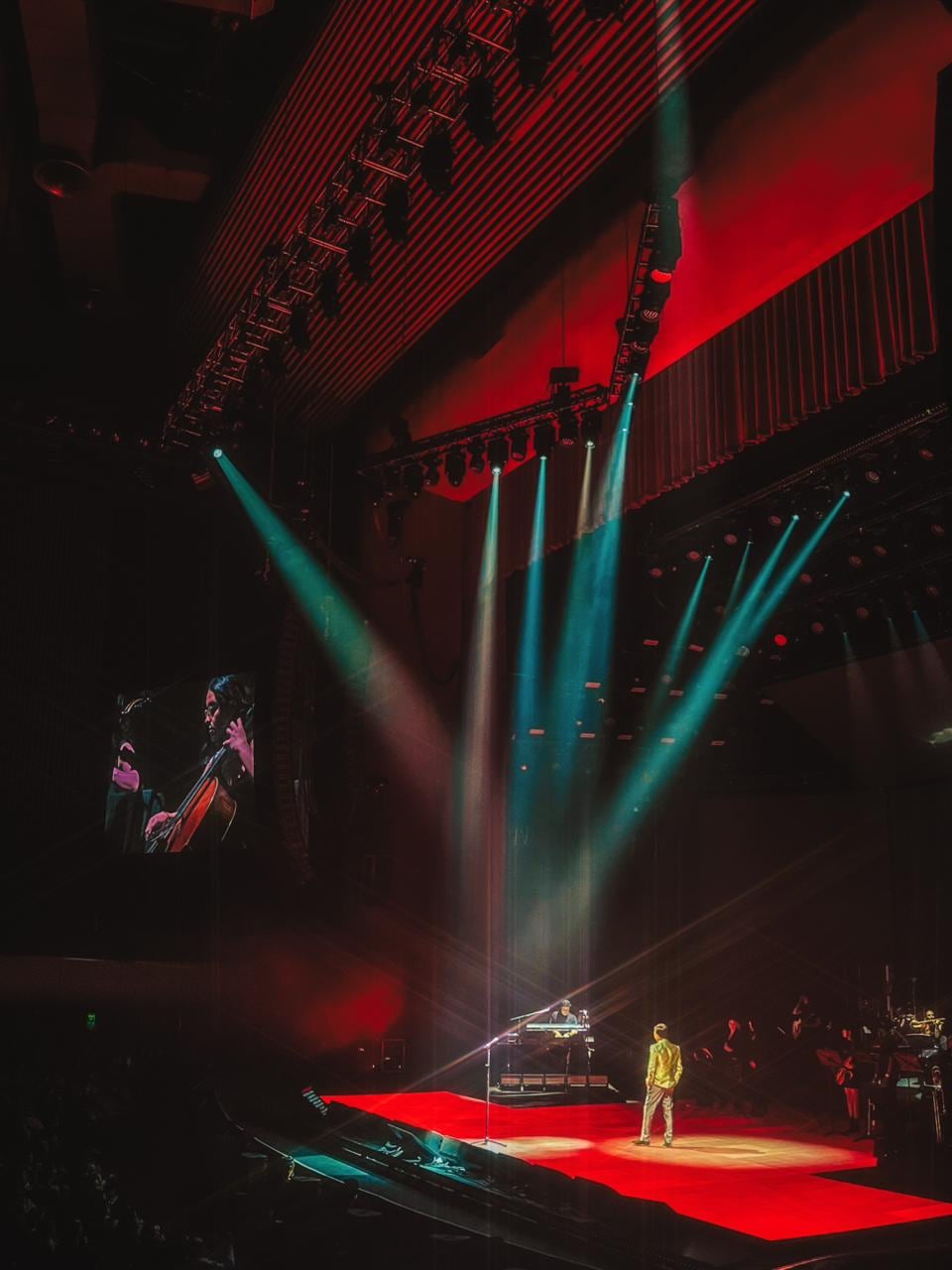 Sofía Castro acompaña a Angélica Rivera y Cristian Castro durante el concierto, reforzando los lazos entre ambas familias. - (Miriam Estrella/ Infobae)