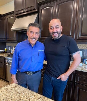 Lupillo rivera junto a su