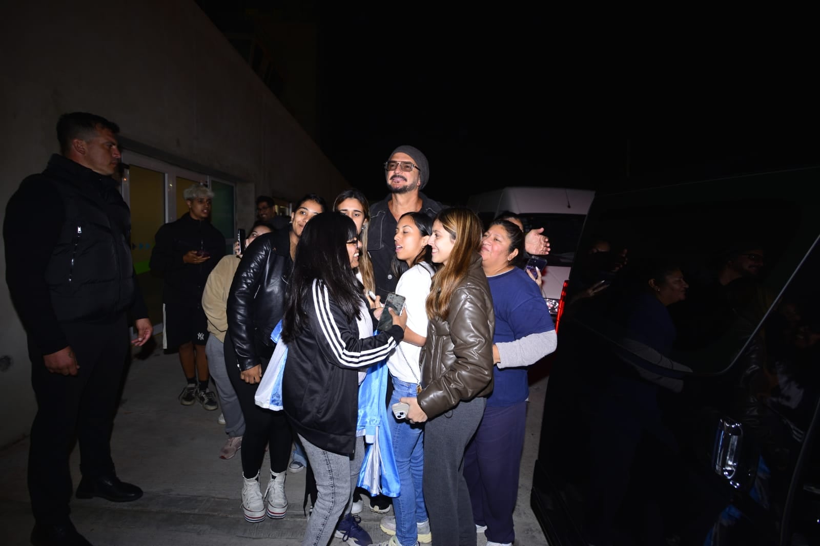 El cantautor guatemalteco fue recibido por fans con una bandera argentina tras llegar en un vuelo desde Estados Unidos (Crédito: RSFOTOS)