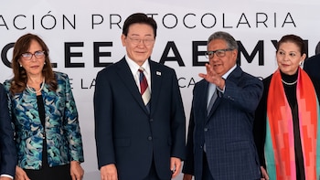 Presidente de Corea del Sur firma el libro de honor del Senado en su primera visita a México tras 16 años de espera