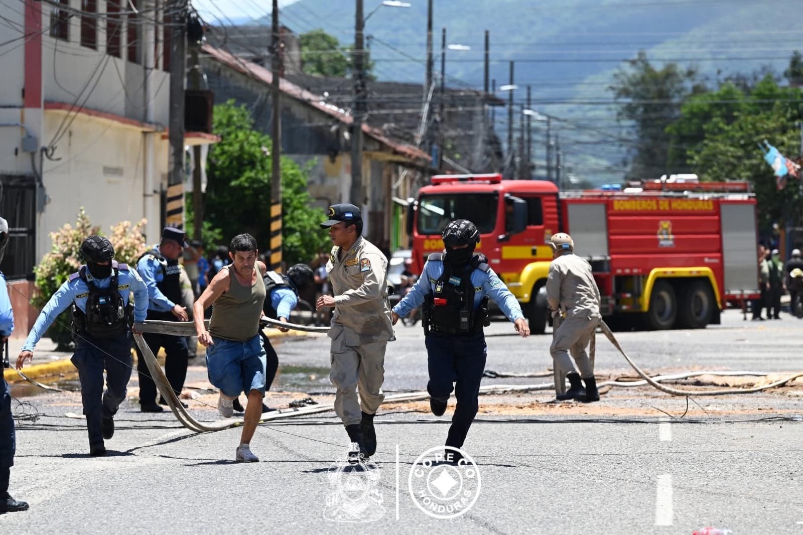 El incendio en el barrio Medina de San Pedro Sula dejó millonarias pérdidas materiales, afectando decenas de familias y comercios. (Foto: COPECO)
