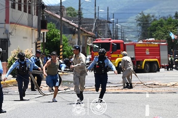 El incendio en el barrio Medina de San Pedro Sula dejó millonarias pérdidas materiales, afectando decenas de familias y comercios. (Foto: COPECO)