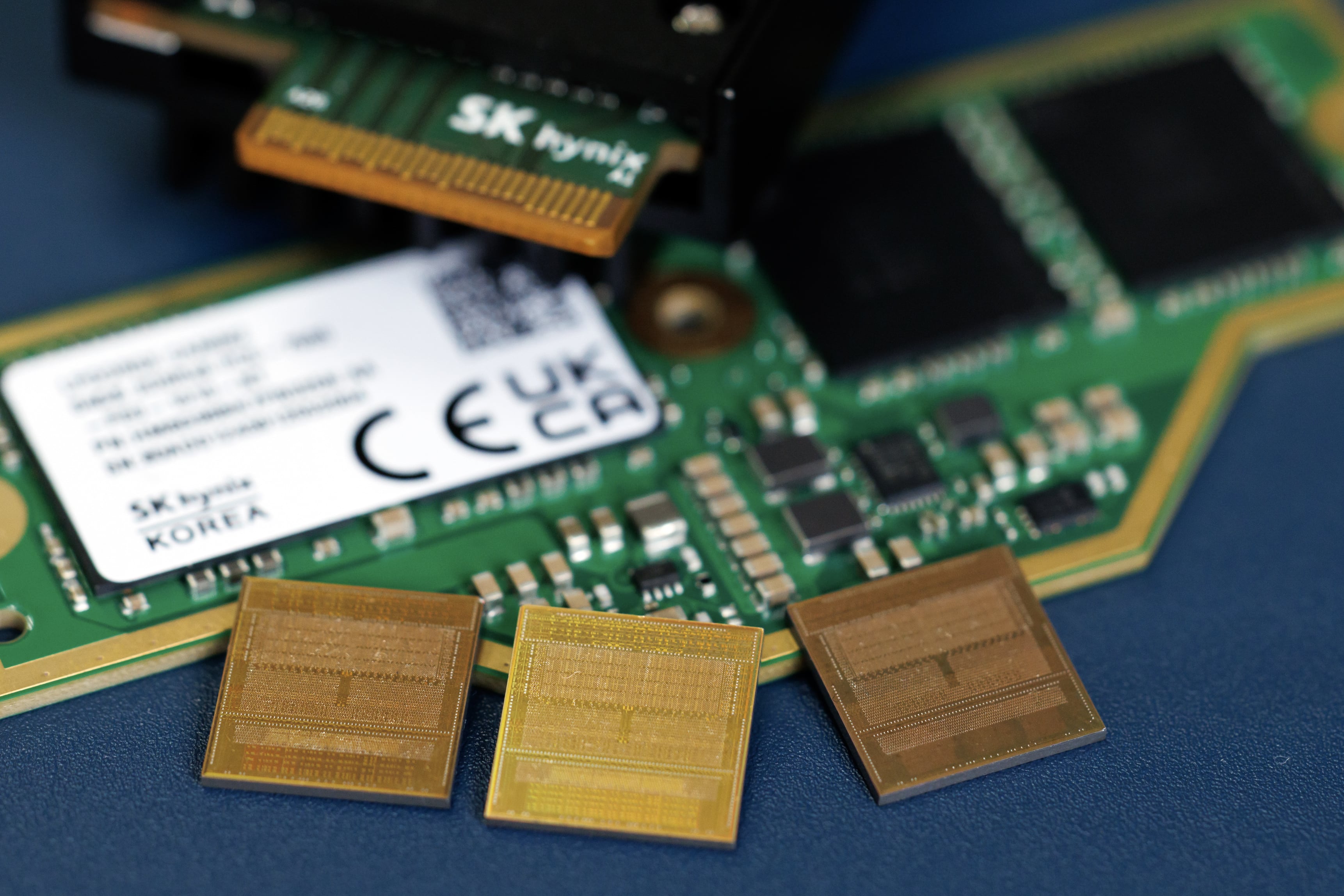 Chips de memoria HBM3E de 12 capas de SK Hynix (Foto: SeongJoon Cho/Bloomberg)