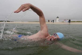 Lewis Pugh nadó alrededor de