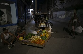 Vendedores ambulantes ofrecen productos agrícolas