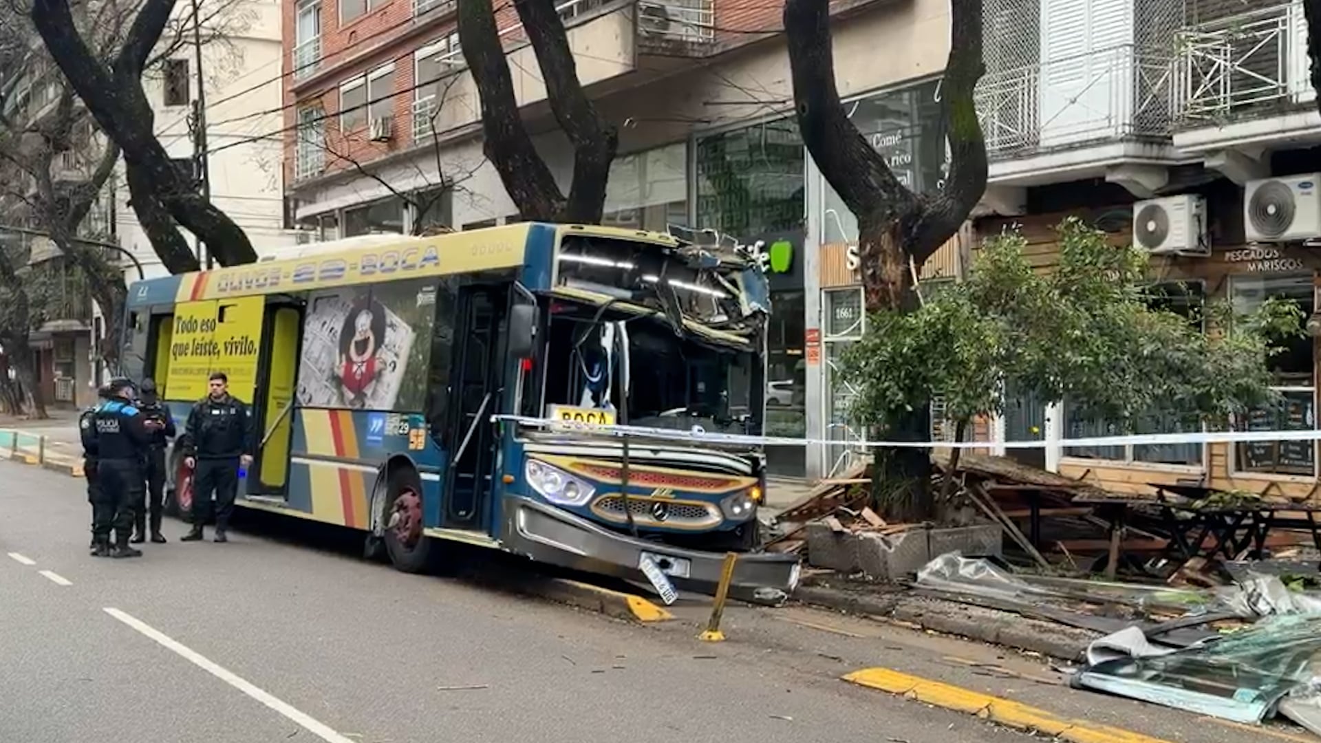 El colectivo de la Línea 29, que subió a la vereda, quedó con la parte delantera afectada