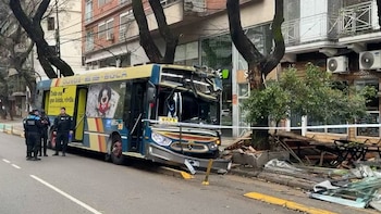 Un colectivo terminó arriba de la vereda en pleno Palermo luego de que se descompensara su conductor