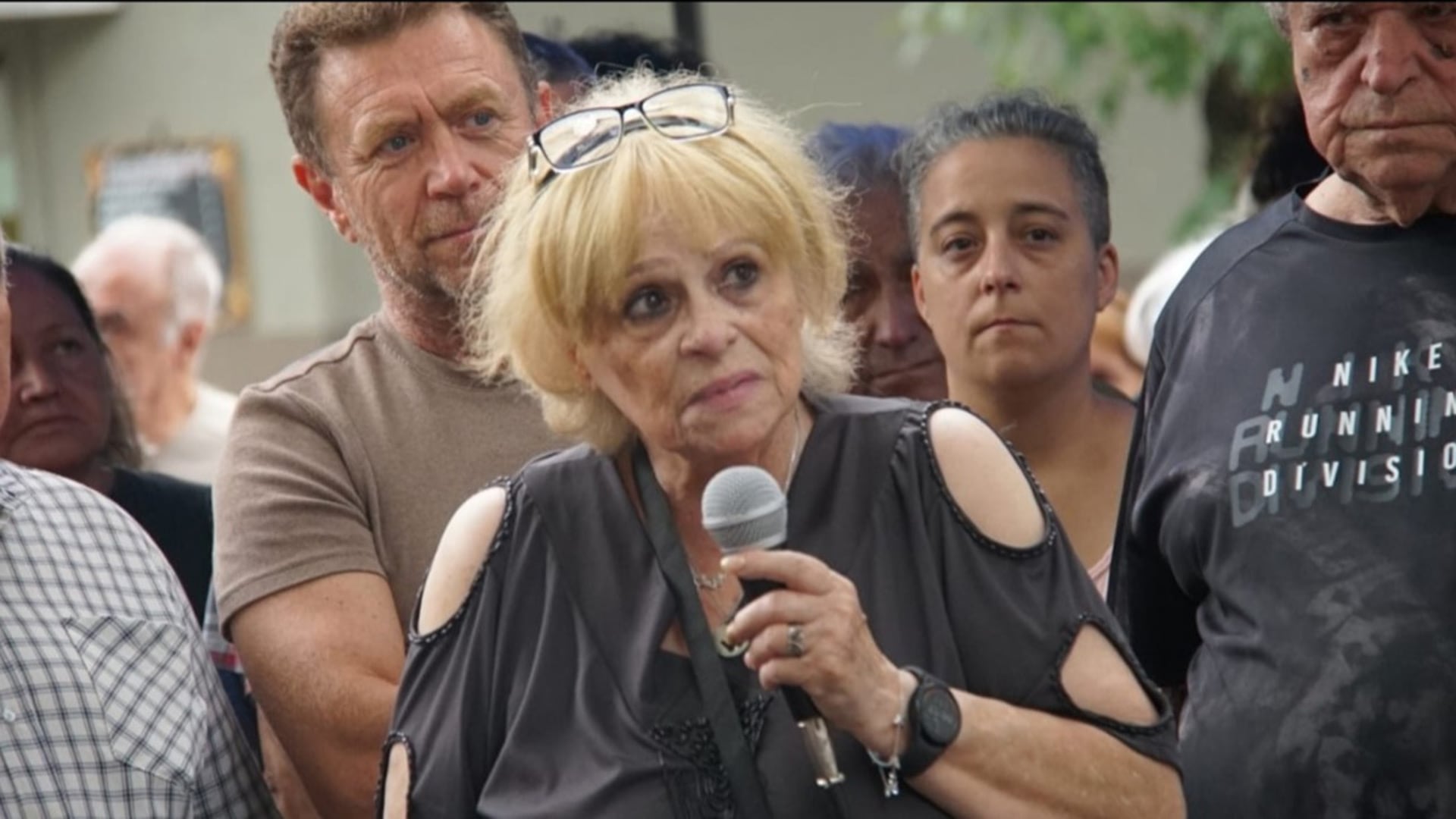 Beatriz Taddei, madre de Wanda Taddei, toma la palabra durante un acto conmemorativo exigiendo justicia por el femicidio de su hija