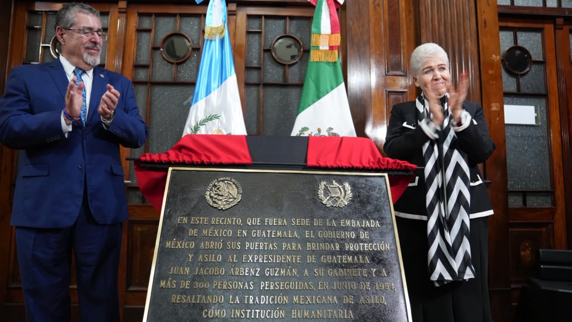 Presidente de Guatemala coloca placa en honor a los exiliados que México. (SRE)