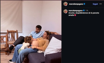 Marcela Pagano sonriendo con su vientre expuesto, su pareja la mira y su hijo le da un beso a la barriga, todos en un sofá en casa