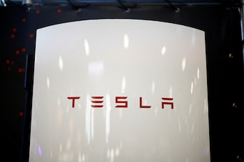 Tesla, bajo la dirección de Elon Musk, lidera el cambio hacia vehículos eléctricos y autónomos en la industria automotriz. (REUTERS/Sarah Meyssonnier)