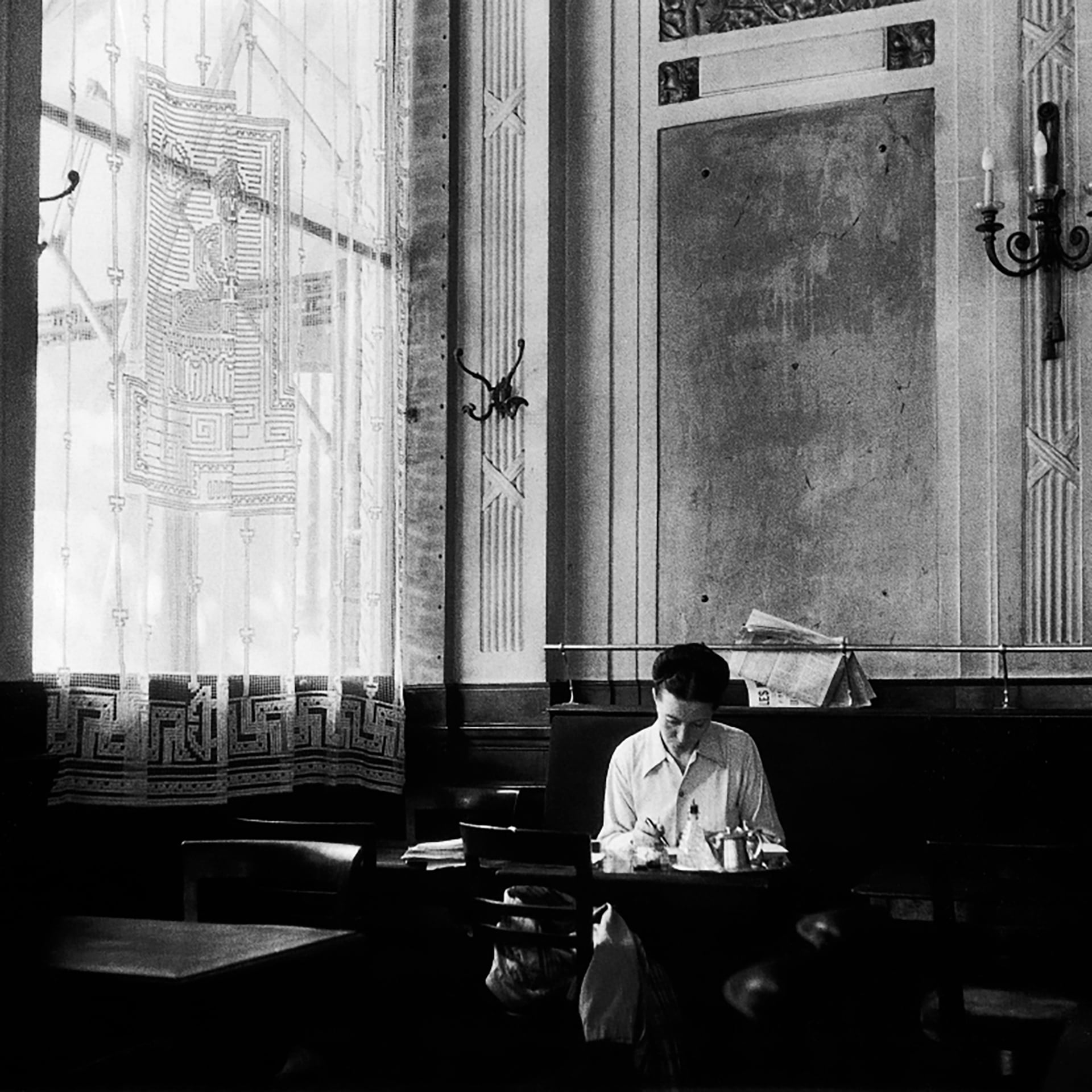 Simone de Beauvoir (1908–1986) fue una filósofa, escritora y activista francesa, considerada la madre del feminismo moderno y una figura central del existencialismo