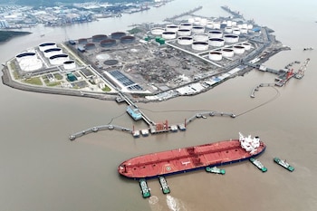 FOTO DE ARCHIVO: Una vista aérea muestra remolcadores ayudando a un petrolero de crudo a atracar en una terminal petrolera, frente a la isla de Waidiao en Zhoushan, provincia de Zhejiang, China 18 de julio de 2022. fOTO via REUTERS/Foto de Archivo