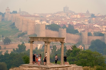 Vista de Ávila con el humo procedente de los incendios de Burgohondo y Madrid, a 28 de julio de 2026. (EFE/ Raúl Sanchidrián)