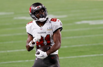Antonio Brown compitió 12 temporadas en la NFL y ganó el Super Bowl junto a Tom Brady en Tampa Bay Buccaneers (REUTERS/Shannon Stapleton)