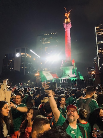 El festejo en el Ángel de la Independencia tras la victoria del Tri sobre Corea del Sur fue masivo, por lo cual comienzan los preparativos para el partido contra República Checa. (Foto: Raúl A. González/Infobae México)
