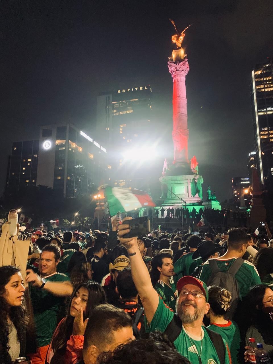 México celebró el triunfo en el Ángel de la Independencia. (Foto: Raúl A. González/Infobae México)