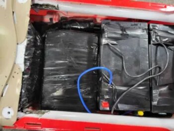 El vehículo ocultaba paquetes con