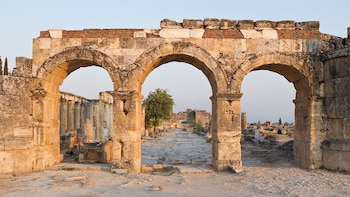 Hierápolis se desarrolló junto a las fuentes cálidas, que desde la Antigüedad atrajeron a pobladores y visitantes (Wikimedia Commons)