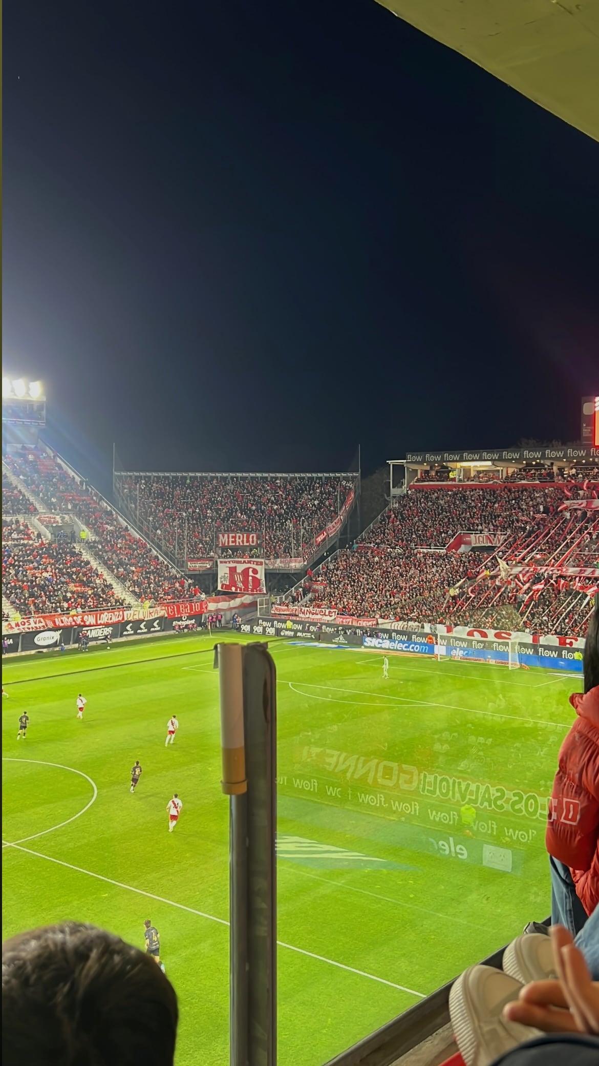 En medio de su embarazo, Cami Homs alentó a José Sosa en la derrota de Estudiantes ante River