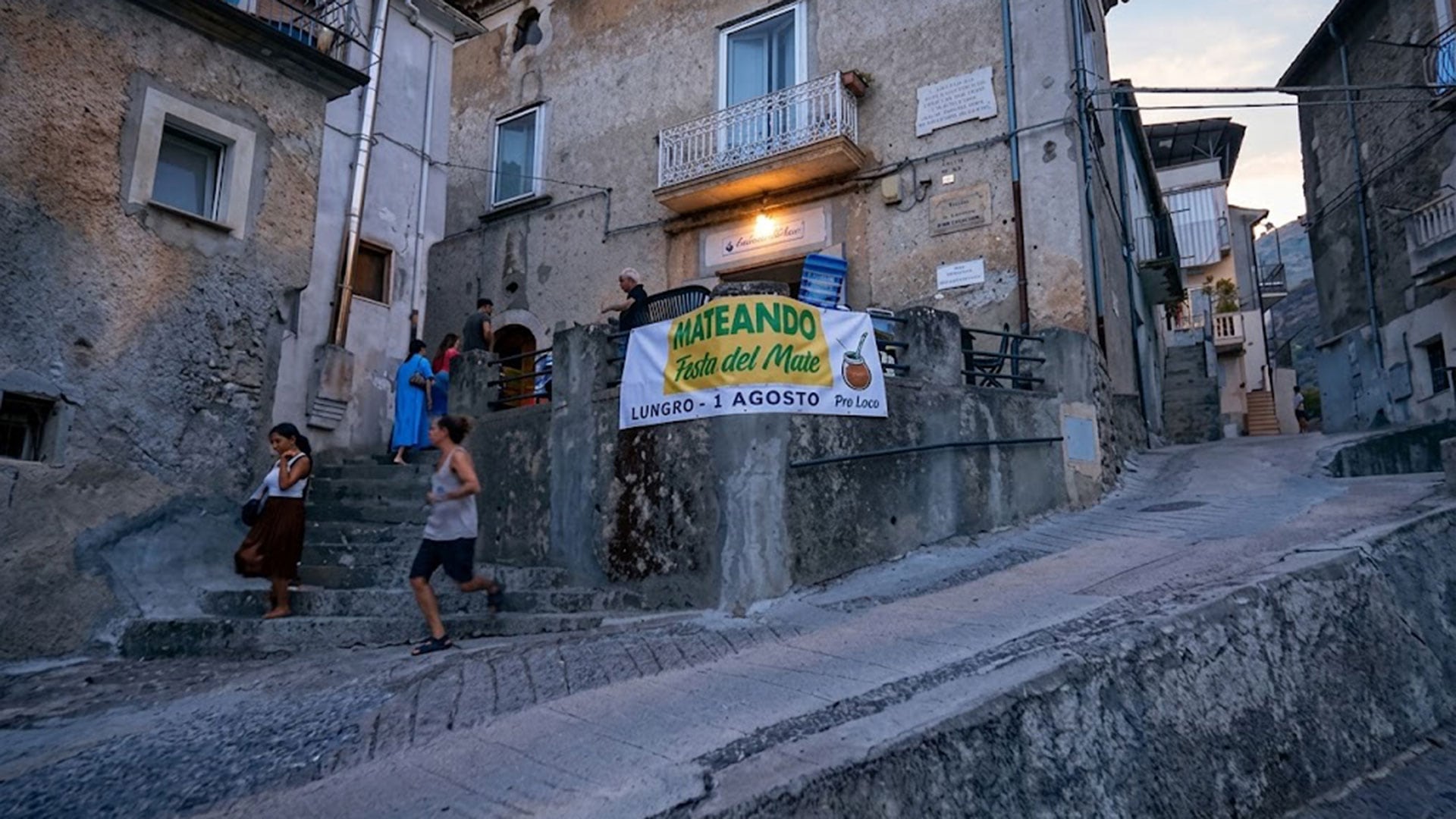 El día del evento, el pueblo se llena de carteles alusivos